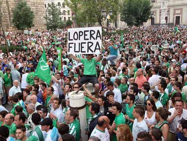 La manifestaci&oacute;n avanza por la Plaza del Triunfo.

Foto: Antonio Pizarro / Juan Carlos Mu&ntilde;oz