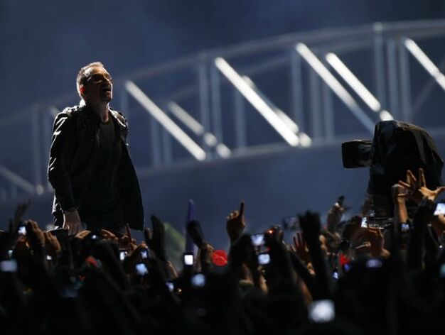 Bono se acerca a sus fans.

Foto: Reuters