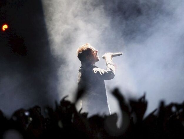 Bono canta bajo la luz de un foco. La iluminaci&oacute;n del escenario tambi&eacute;n estuvo muy cuidada.

Foto: EFE
