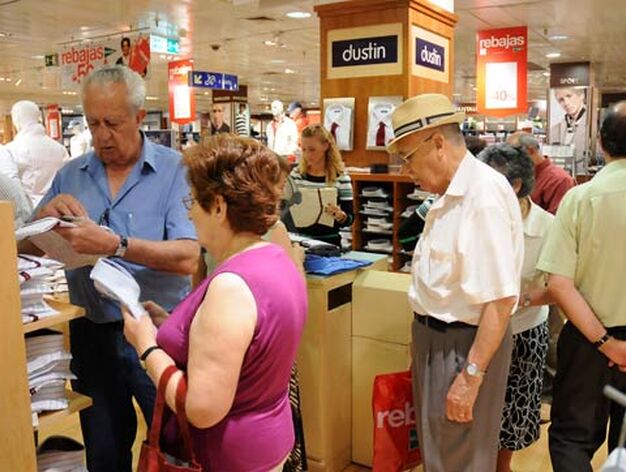 Tambi&eacute;n los mayores aprovechan las rebajas para hacer sus compras.

Foto: Juan Carlos Va&aacute;zquez