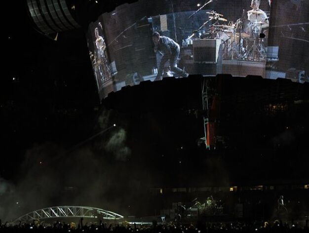 En lo alto del escenario, se mostraban las im&aacute;genes del concierto en una pantalla cil&iacute;ndrica.

Foto: Reuters