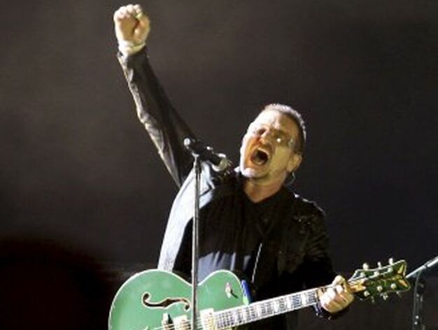 El vocalista de U2 alza el brazo durante la interpretaci&oacute;n de una de sus canciones.

Foto: Reuters