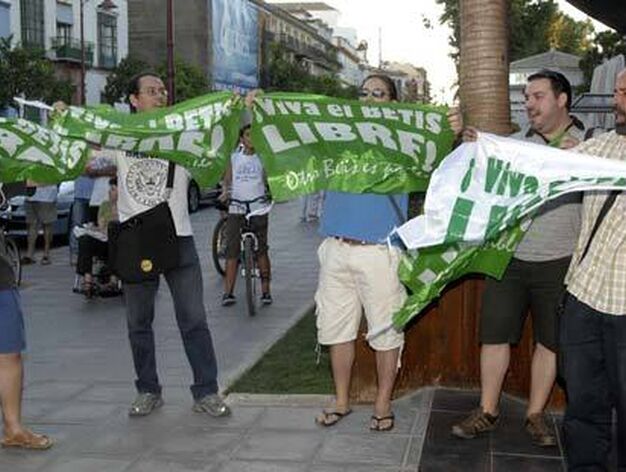 Aficionados del Betis portan pancartas con el lema "&iexcl;Viva el Betis libre!".

Foto: Manuel G&oacute;mez