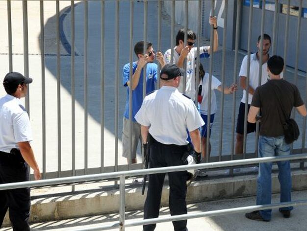 Agentes de la Polic&iacute;a, hablando con aficionados apostados frente a la ventana donde Morales daba la rueda de prensa.