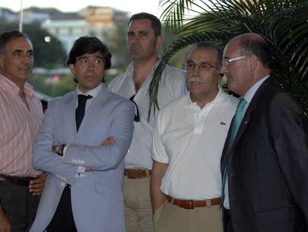 Momparlet -tercero por la izquierda-, director deportivo, y Antonio Tapia, entrenador del Real Betis -segundo por la derecha-.

Foto: Manuel G&oacute;mez