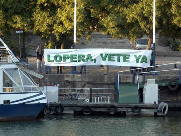 Varios aficionados izan una pancarta en la que puede leerse "Lopera, vete ya".

Foto: Manuel G&oacute;mez