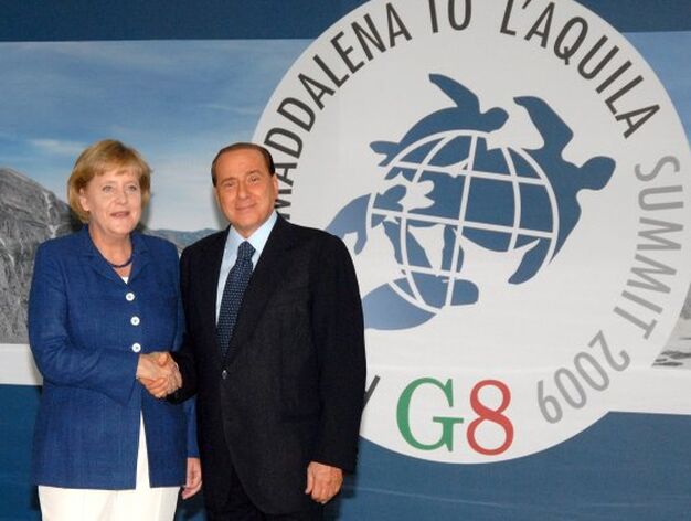 La canciller alemana Angela Merkel es recibida por el primer ministro italiano, Silvio Berlusconi.

Foto: EFE