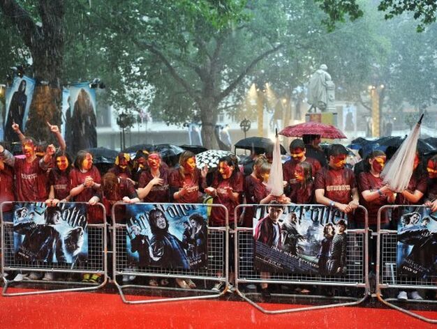 Cientos de fans se agolpaban ante la alfombra roja a pesar de la lluvia que ca&iacute;a en Londres. 

Foto: Agencias