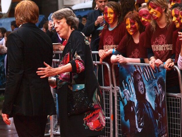 Los seguidores de la pel&iacute;cula observan emocionados a los actores Rupert Grint y Maggie Smith. 

Foto: Agencias
