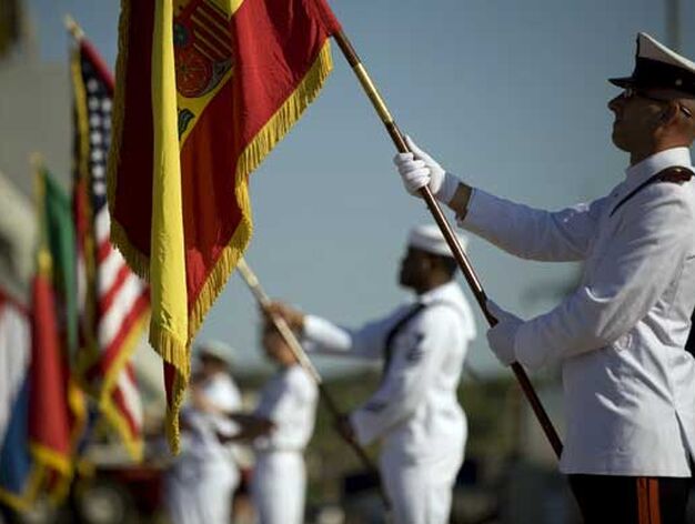 Marines ondean banderas de varios de los miembros de la OTAN

Foto: Borja Benjumeda/Reuter-Afp/Efe