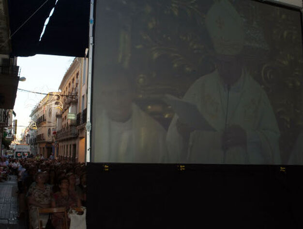 Cuatro pantallas permitieron a los montillanos que no pudieron entrar a la iglesia contemplar la ceremonia.

Foto: Rafael Salido