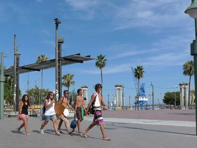 Grupo de j&oacute;venes en direcci&oacute;n a la playa, la mejor soluci&oacute;n para pasar el tiempo libre. 

Foto: Sergio Camacho