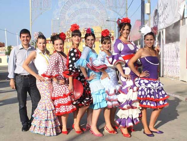 Un grupo de j&oacute;venes posan alegres, ellas vestidas de flamenca

Foto: Vanessa Perez/J.M.Q.