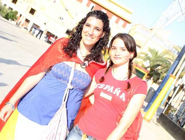Dos chicas dispuestas a vivir el partido de Espa&ntilde;a

Foto: Vanessa Perez/J.M.Q.