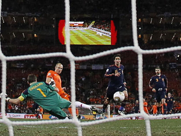 Casillas para un mano a mano a Robben con el 0-0. / Reuters