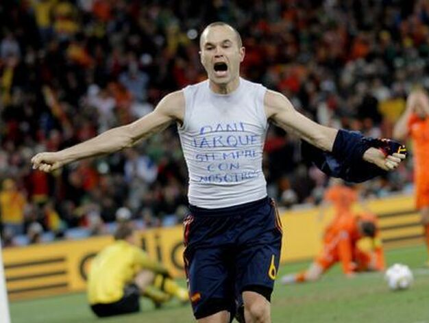 Iniesta celebra el gol de la vitoria. / EFE