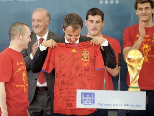Iniesta regala una camiseta a Zapatero. / AFP