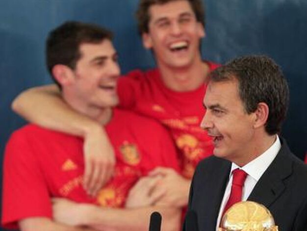 Jos&eacute; Luis Rodr&iacute;guez Zapatero recibe a los campeones del mundo en La Moncloa. / Reuters