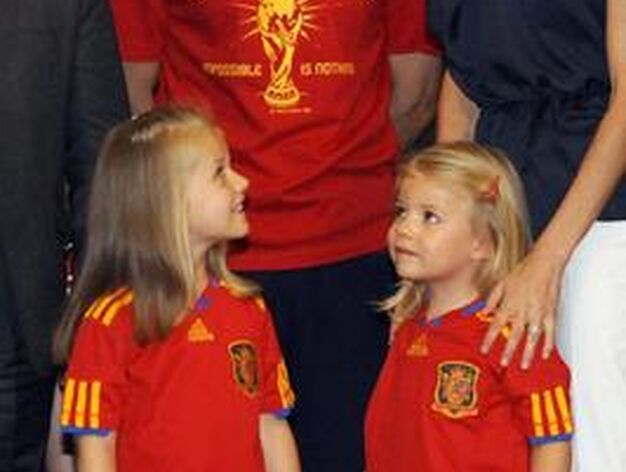 Las infantas Leonor y Sof&iacute;a junto a la Copa del mundo. / AFP
