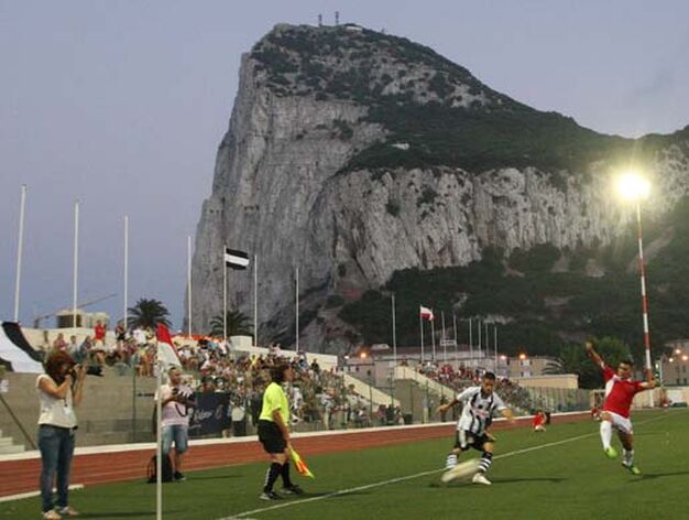 La Balomp&eacute;dica cae en la final del trofeo de Gibraltar en un partido accidentado en el que la afici&oacute;n local se comporta con hostilidad y ofensa hacia la de La L&iacute;nea

Foto: Paco Guerrero