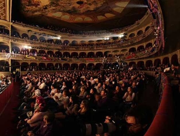 Espectacular aspecto que presentaba el Gran Teatro Falla durante la final

Foto: Julio Gonzalez-Jesus Marin-Lourdes de Vicente