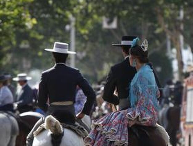 J&oacute;venes pasean a caballo por las calles del Real.

Foto: Jos&eacute; &Aacute;ngel Garc&iacute;a