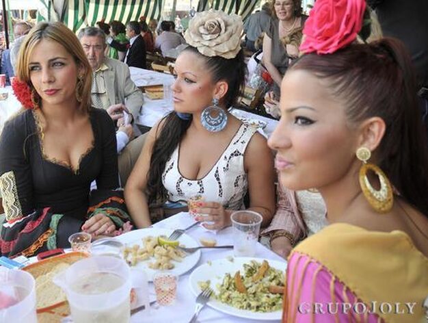 Varias chicas almuerzan en una caseta del Real vestidas de flamenca.

Foto: Juan Carlos V&aacute;zquez
