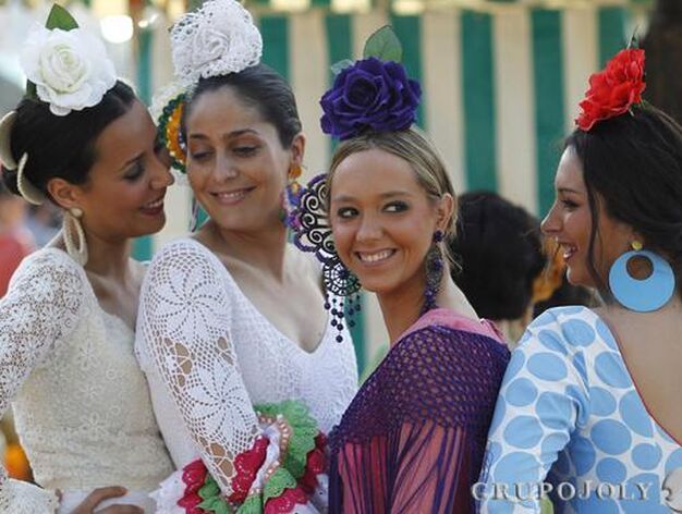 Varias chicas en el Real vestidas de flamenca.

Foto: Antonio Pizarro