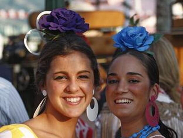 Dos chicas ataviadas con trajes de lunares sonrien a la c&aacute;mara.

Foto: Victoria Hidalgo