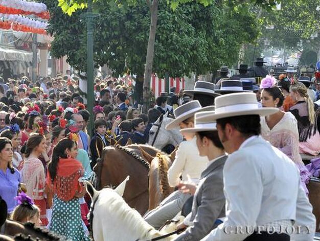 El real de la Feria abarrotado de flamencas y jinetes.

Foto: Juan Carlos V&aacute;zquez