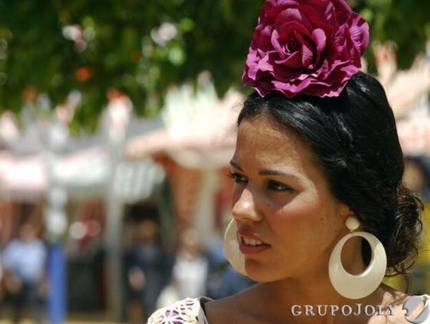 Una joven flamenca con la mirada perdida en el real de la Feria.

Foto: Manuel G&oacute;mez