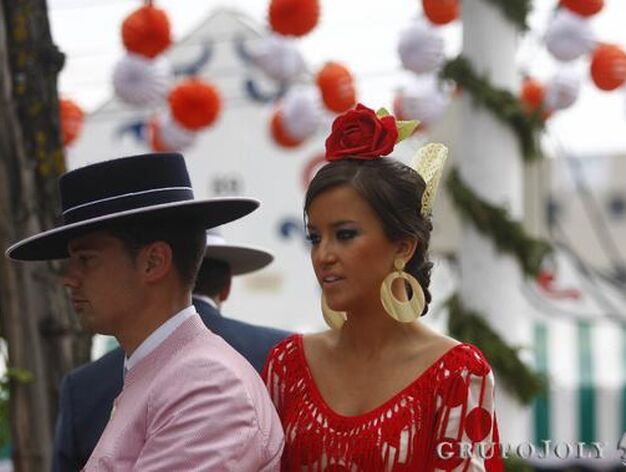 Jinetes y flamencas pasean por el real a caballo.

Foto: Bel&eacute;n Vargas