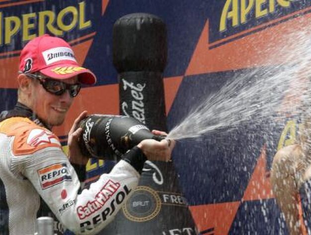 Stoner hace valer el poder&iacute;o de su moto y se lleva el Gran Premio de Catalu&ntilde;a. / Reuters