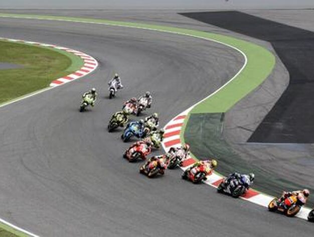 Stoner hace valer el poder&iacute;o de su moto y se lleva el Gran Premio de Catalu&ntilde;a. / Reuters