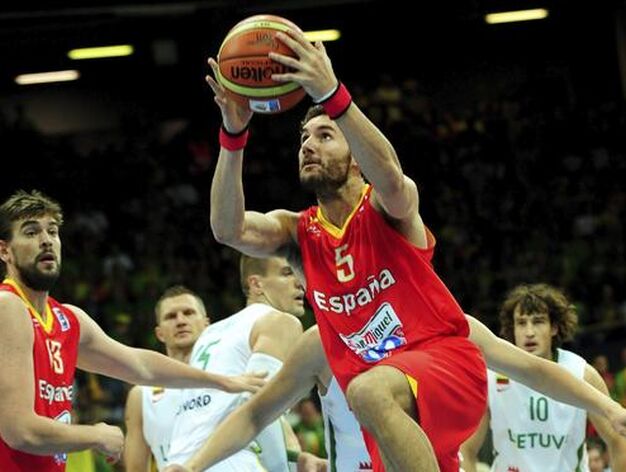 Espa&ntilde;a vence sin problemas a la anfitriona del Eurobasket.

Foto: efe