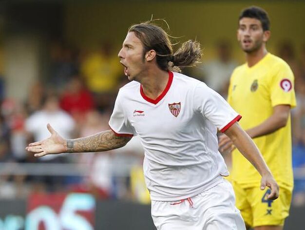 Alexis celebra el gol del empate sevillista. / Reuters