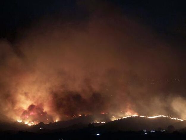 M&aacute;s de 200 desalojados por el fuego de Mijas y varias casas quemadas