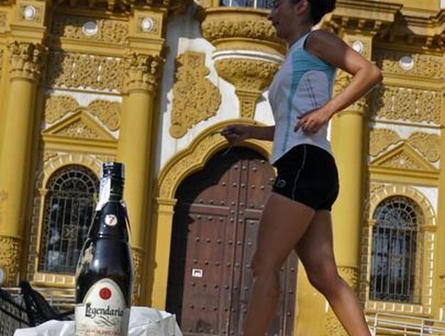 Una joven hac&iacute;a 'footing' ayer entre una botella de ron de Cuba y el pabell&oacute;n de Argentina del 29.

Foto: Juan Carlos V&aacute;zquez