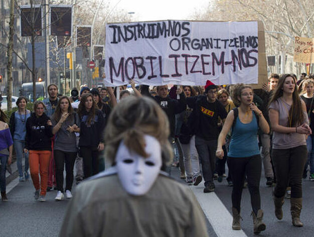 Miles de j&oacute;venes caminan por las calles de Barcelona.

Foto: AFP Photo
