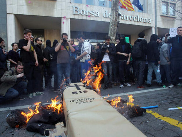 Unos manifestantes queman un mu&ntilde;eco y un ata&uacute;d de cart&oacute;n.

Foto: AFP Photo
