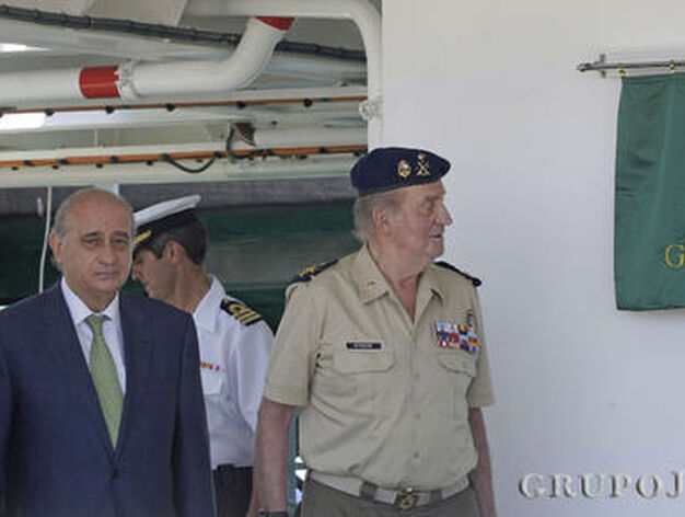 Don Juan Carlos muestra su apoyo a los pescadores y a la Guardia Civil por el trabajo que realizan./Erasmo Fenoy