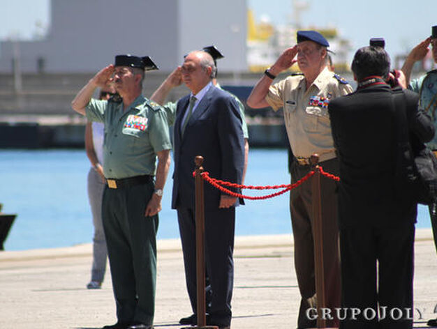 Don Juan Carlos muestra su apoyo a los pescadores y a la Guardia Civil por el trabajo que realizan./Fran Montes