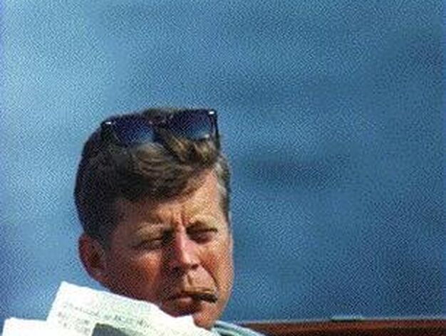 Kennedy, leyendo un peri&oacute;dico.