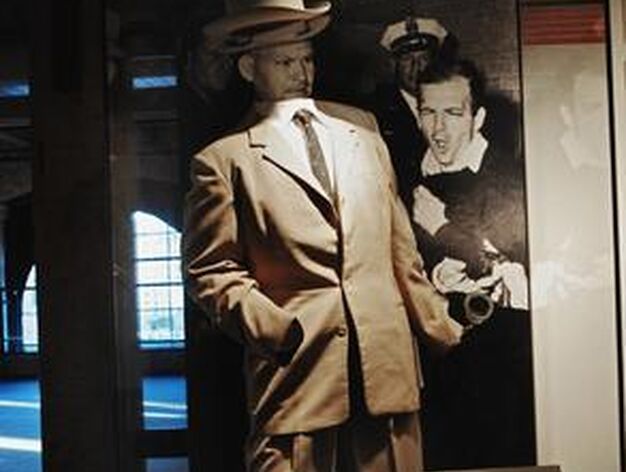 Traje de Jim Leavalle, el detective que custodiaba a Lee Harvey Oswald cuando fue asesinado por Jack Ruby, en el museo de Dealey, Texas.

Foto: Efe