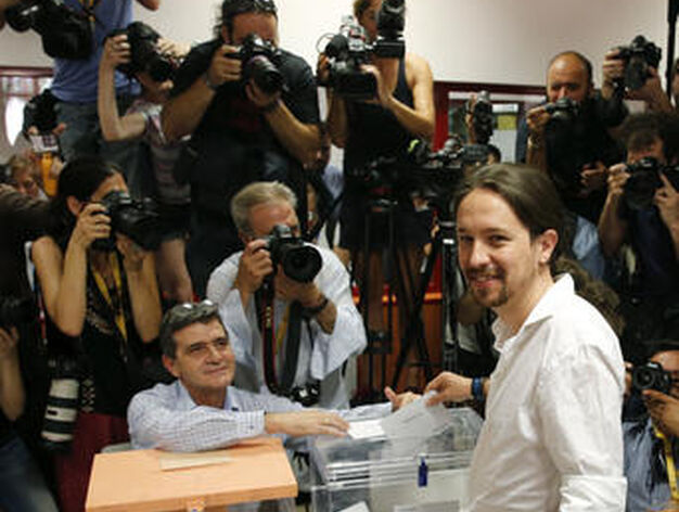 Pablo Iglesias deposita su voto.

Foto: EFE