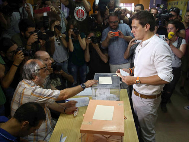 Rivera vota en su colegio electoral.

Foto: EFE