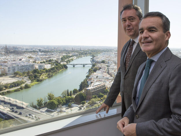 Visita del alcalde a la Torre Sevilla