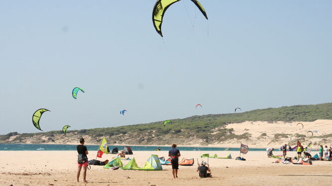 Personas practicando kitesurf, uno de los recursos turísticos de Tarifa.