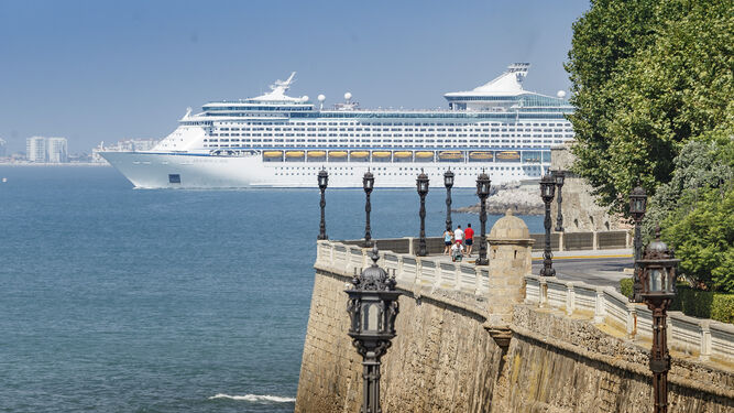 Un crucero saliendo de la ciudad de Cádiz tras su escala.