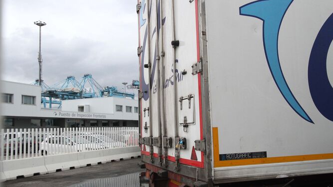 Fachada del Puesto de Inspección Fronterizo (PIF) de Algeciras con un camión refrigerado en primer término, ayer.